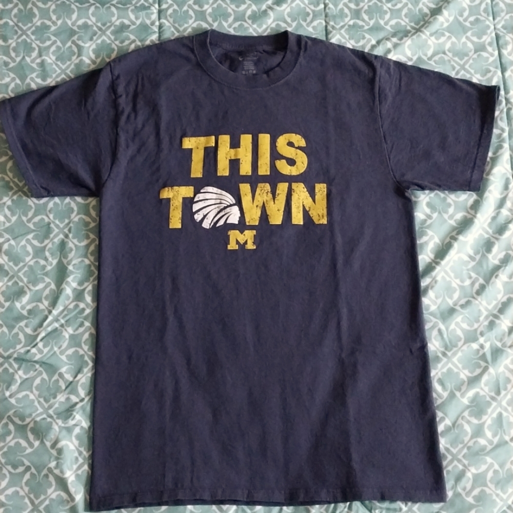 💚3/$18 C Port and Company. T-shirt "THIS TOWN M" Graphic.